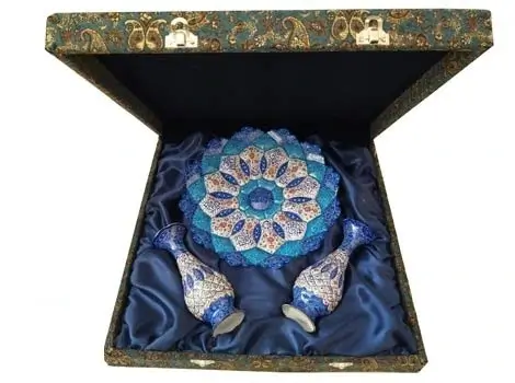 Minakari plate and vases neatly arranged inside presentation box